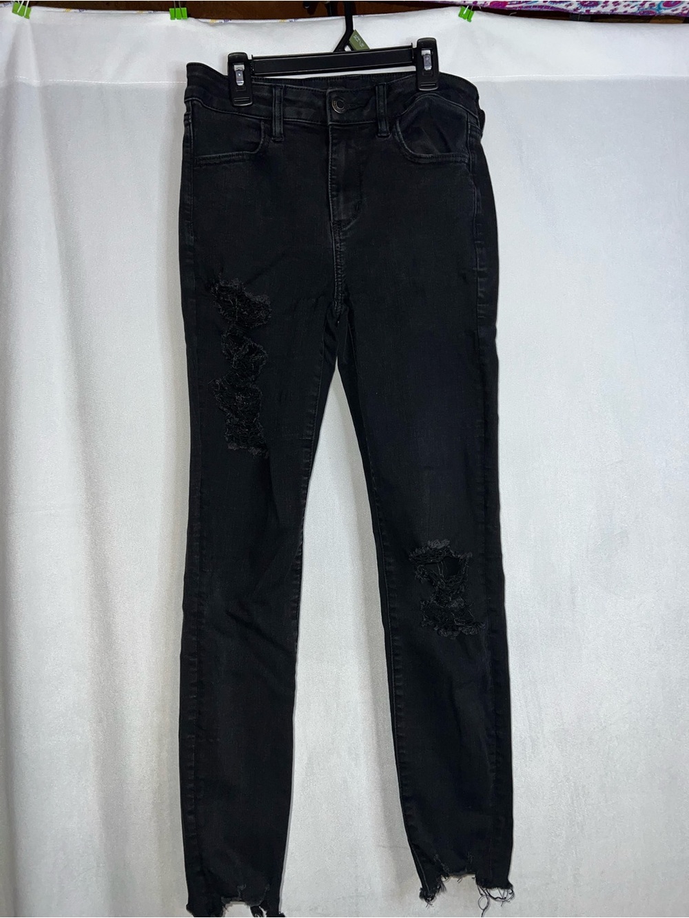 American Eagle Size 8 Black Distressed Women’s Skinny Jeans